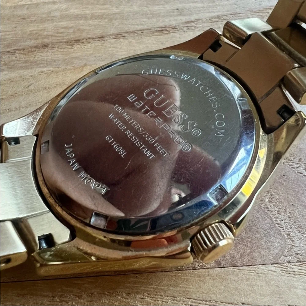 Guess waterpro ladies gold tone crystal sporty watch NEW BATTERY
